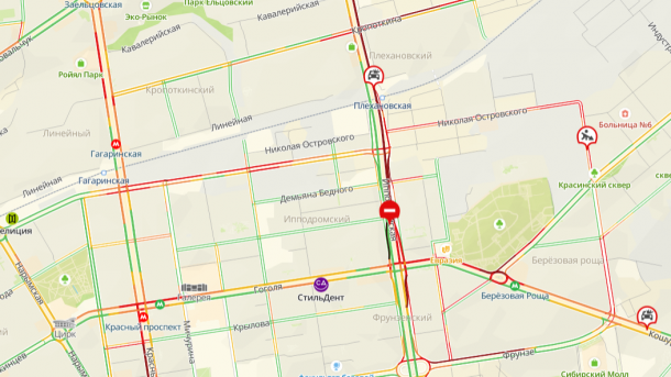 Седан и автокран заблокировали 3 полосы на Ипподромской в Новосибирске