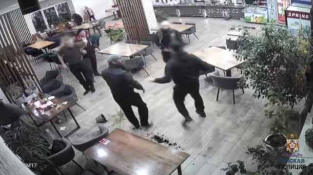В омском кафе дальнобойщики устроили поножовщину — инцидент попал на видео