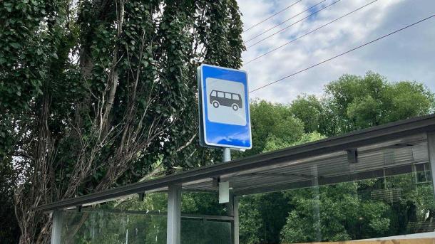 В центре Омска неожиданно рухнула остановка