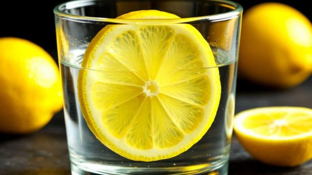 Диетолог Королёва: лимонная долька нейтрализует кислоту от мяса