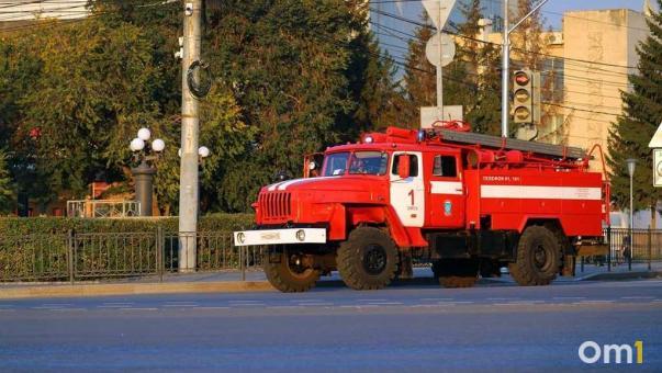 В Омской области загорелось здание по производству ритуальной атрибутики