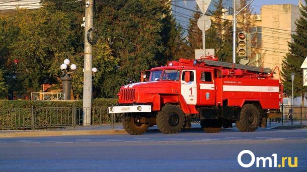 В Омской области загорелось здание по производству ритуальной атрибутики