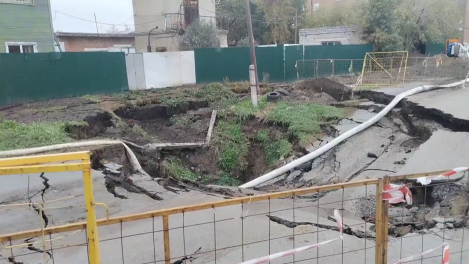 Провал на всю улицу: в Старом Кировске обвалился асфальт