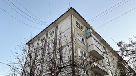 Угроза замерзания: жители дома на Шукшина ждут ремонта крыши больше трёх месяцев в Новосибирске