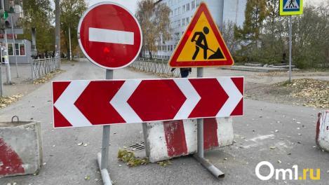 Рядом детсад: в Старом Кировске образовался большой провал грунта