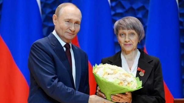 Владимир Путин вручил награду омской учительнице