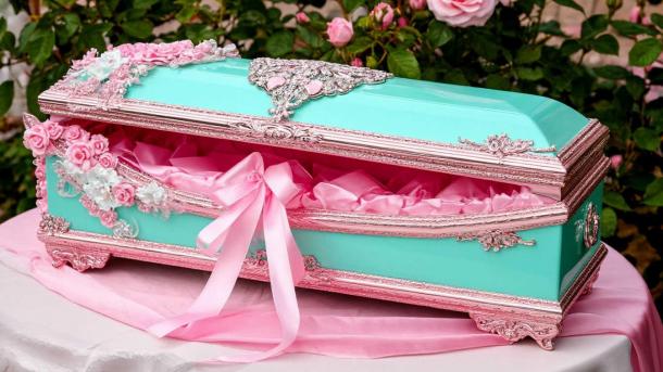 Зумеры заказывают цветные гробы: оттенок «Тиффани» и персиковый, как у iPhone 17