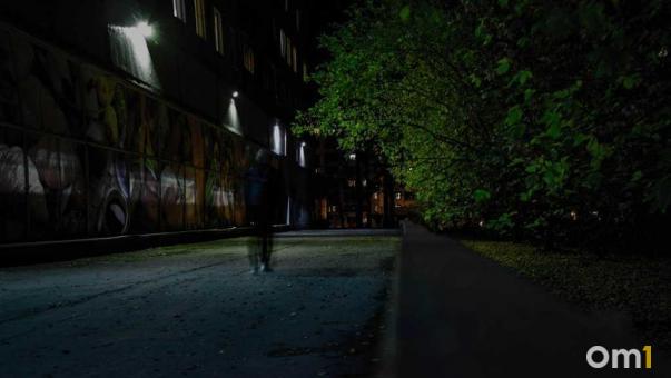 Была пьяна: в Омске женщина упала в разрытый коммунальщиками котлован