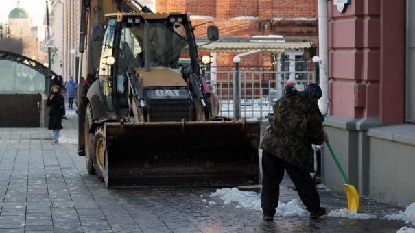 Власти Новосибирской области задействовали более 600 единиц спецтехники на дорогах против снега