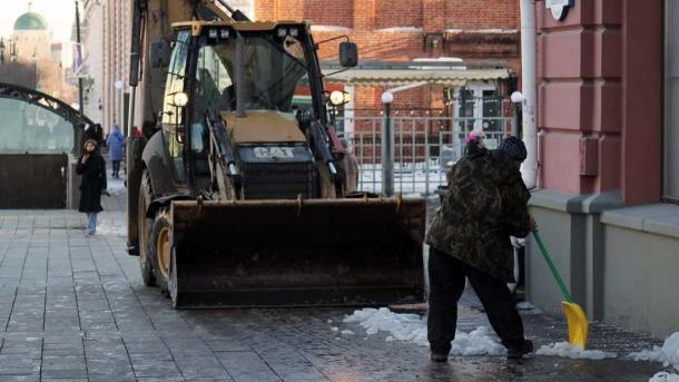 Власти Новосибирской области задействовали более 600 единиц спецтехники на дорогах против снега