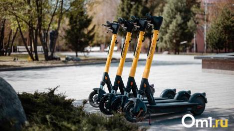 Несовершеннолетних омичей на самокатах массово забанили