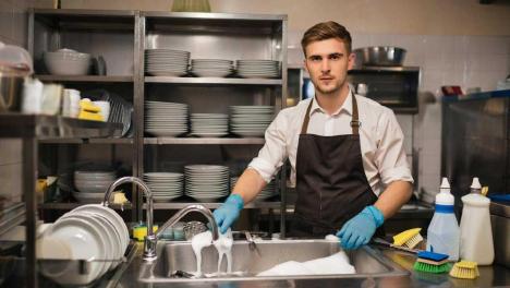 Посудомойщики стали получать 70 000 рублей в месяц в Новосибирске