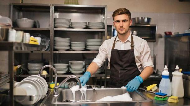 Посудомойщики стали получать 70 000 рублей в месяц в Новосибирске