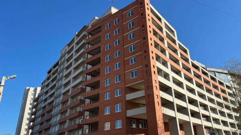 В центре Омска сдали в эксплуатацию дом, в котором есть шестикомнатная квартира и 18 лифтов