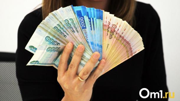 Стало известно, сколько омичи заплатили налогов с начала года