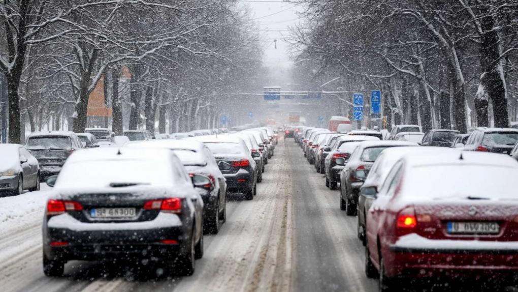Снежный хаос в Новосибирске: паровозик из машин собрался в центре города