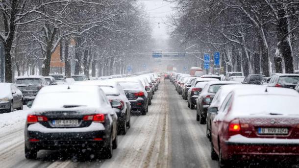 Снежный хаос в Новосибирске: паровозик из машин собрался в центре города