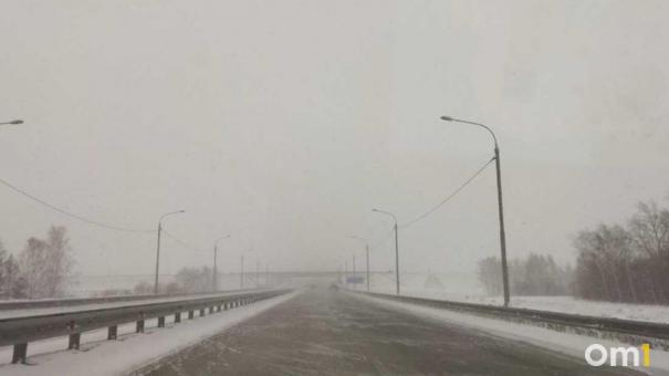 Дорожные службы Новосибирской области перевели технику на усиленный режим работы