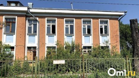 В Омске снесут заброшенную школу с очень грустной судьбой