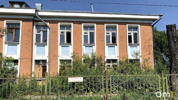 В Омске снесут заброшенную школу с очень грустной судьбой