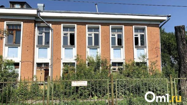 В Омске снесут заброшенную школу с очень грустной судьбой