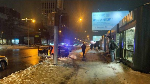 В Новосибирске пьяный водитель врезался в остановку — пострадали шесть человек