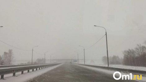 Омские дорожные службы вышли на усиленный режим из-за непогоды