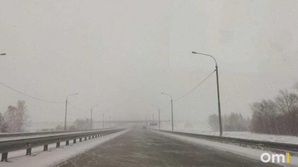Омские дорожные службы вышли на усиленный режим из-за непогоды