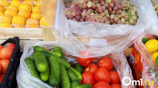 В Омске упали цены на овощи, но подорожали шарфы и варежки