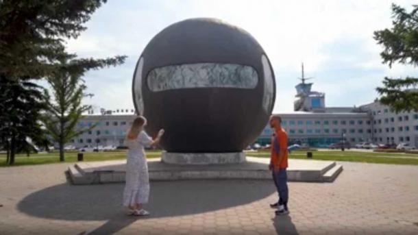 Бегемот, приемы самообороны и 5-килограммовые кандалы: Омск показали по Первому каналу