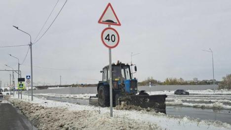 С омских улиц вывезли 296 кубометров снега: на каких адресах ведутся работы?