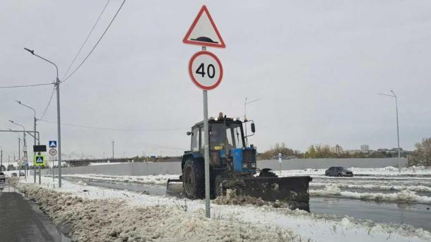 С омских улиц вывезли 296 кубометров снега: на каких адресах ведутся работы?