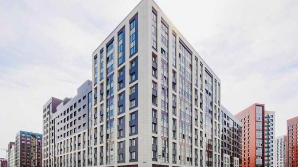 В Омске ввели в эксплуатацию новостройку Р-образной формы