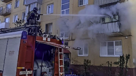 В Омске из пожара в многоэтажке спасли шестерых человек: некоторым потребовалась помощь медиков