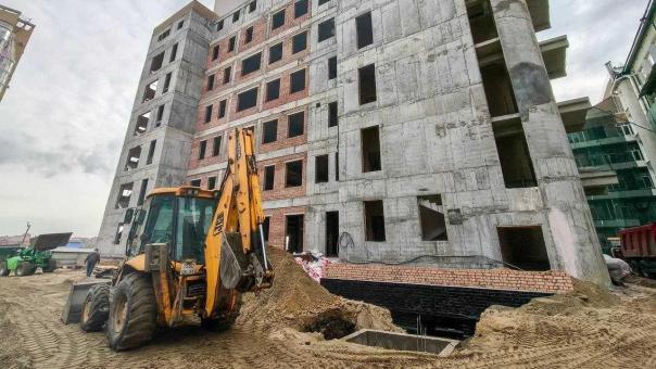 Всё идёт по графику: в Омске продолжают возводить новый корпус КМХЦ