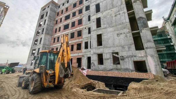 Всё идёт по графику: в Омске продолжают возводить новый корпус КМХЦ