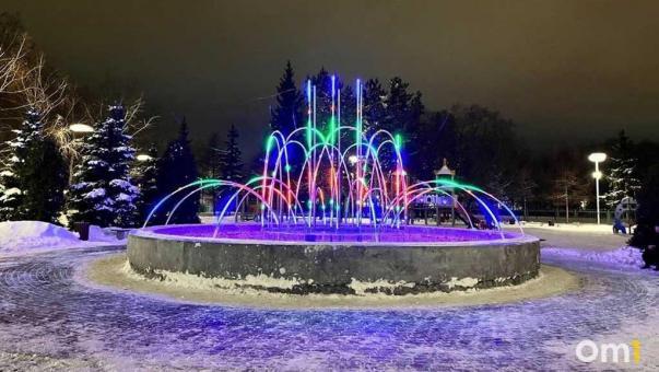 Подготовка в разгаре: в Омске монтируют новогоднюю иллюминацию на городские фонтаны