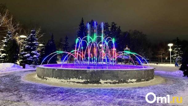 Подготовка в разгаре: в Омске монтируют новогоднюю иллюминацию на городские фонтаны