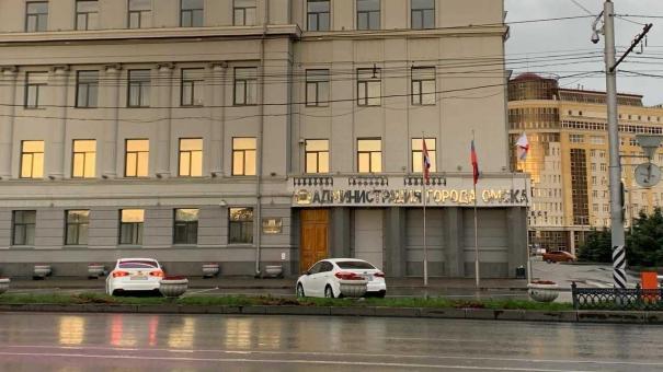 Напротив омской мэрии вырубили яблони: что появится вместо аллеи?