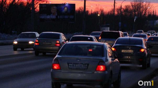Утренние пробки в Омске 15 октября: «красные» подходы к мостам и заторы на Красном Пути