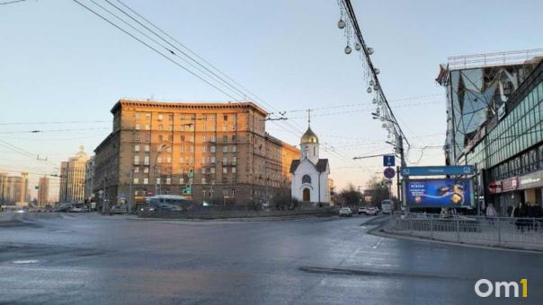 Английский тиктокер Уилл Эггертон в шортах исследовал левый берег Новосибирска