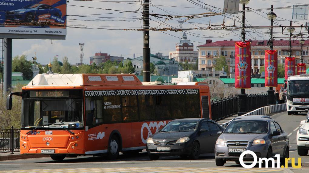 Омичи реже платят за проезд наличными: доля платежей упала до 9,4%