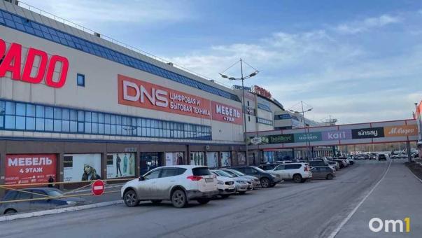 В Омске вводят новые требования для установки фасадных вывесок
