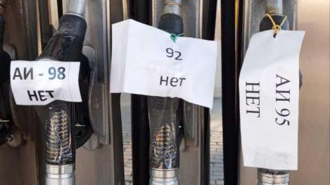 Автомобилисты выстраиваются в длинные очереди на заправках Новосибирска из-за дефицита топлива
