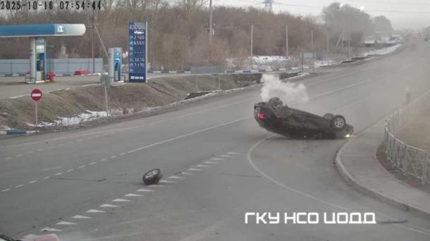 Пешеход чудом избежал столкновения с перевёрнутым автомобилем в Новосибирске