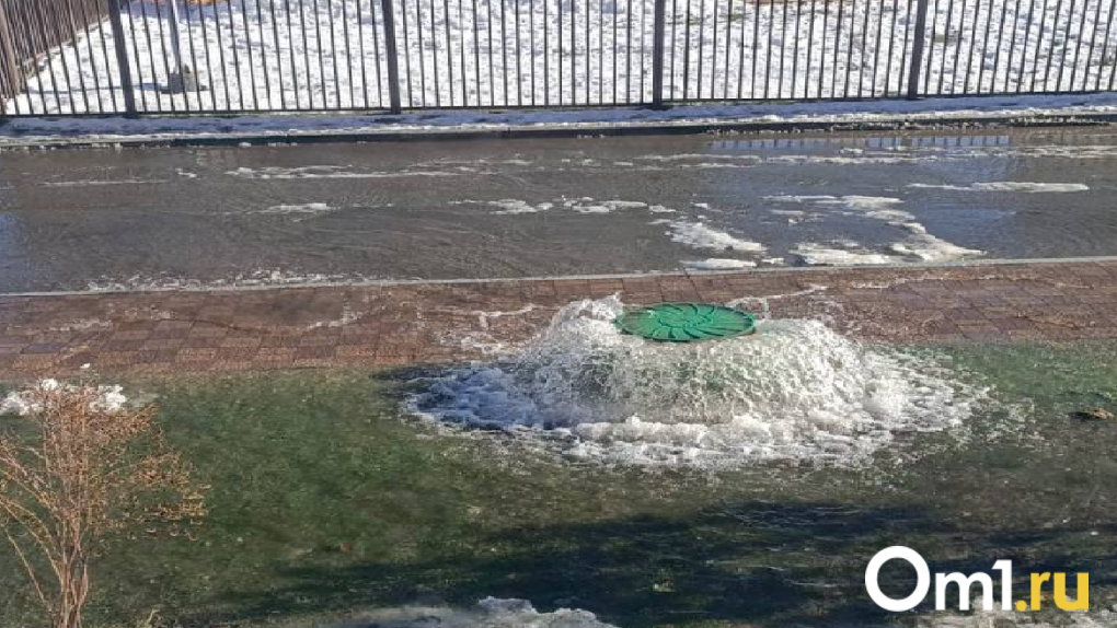 Фонтан из канализации: масштабная авария произошла в новосибирском микрорайоне Весенний