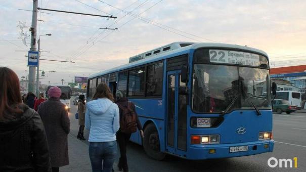 Омская мэрия рассказала, будет ли повышать стоимость проезда в автобусах