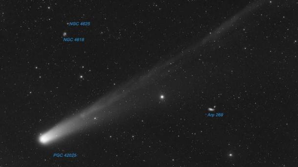 Новосибирский астрофотограф снял комету на фоне галактик в 33 млн световых лет