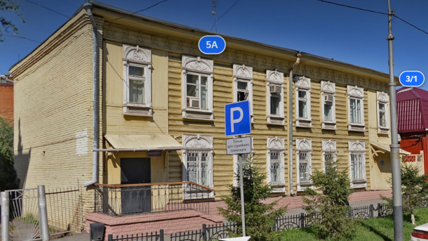 В Омске за 14 миллионов продают деревянную двухэтажку, построенную 100 лет назад
