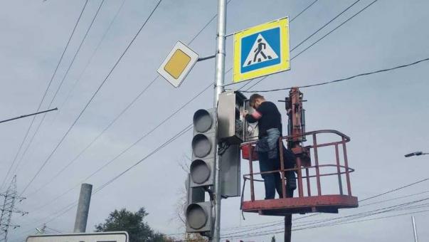 В Омске появились новые светофоры на пересечении улиц Мельничной и Казахстанских
